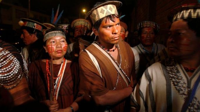 Zástupci peruánských indiánů čekají na setkání s premiérem Simonem.