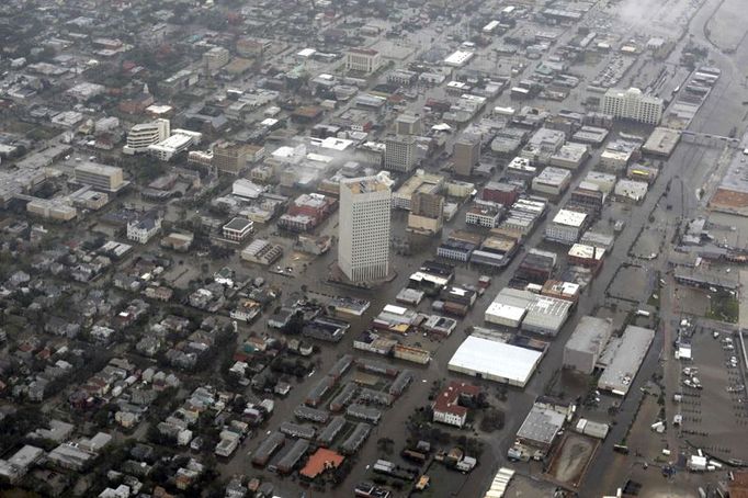 Zatopený Galveston - 4 miliony lidí bez elektrického proudu.