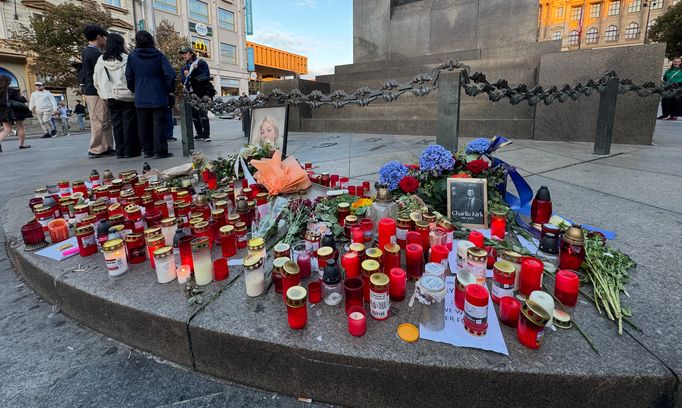 V Praze na Václavském náměstí vzniklo pietní místo pro zavražděnou ukrajinskou dívku Irynu Zarutskou i konzervativního republikánského influencera Charlieho Kirka.