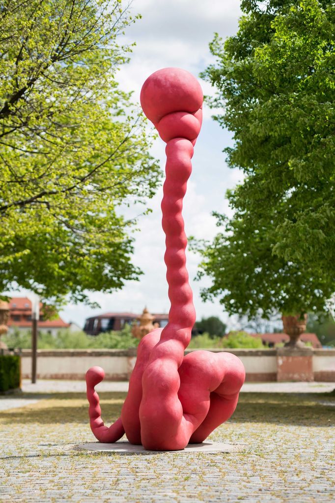 Jan Kovářík: Colorbond. Instalace v zahradě Trojského zámku.