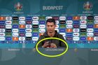 Ronaldo vyměnil na tiskovce sponzorskou colu za vodu.