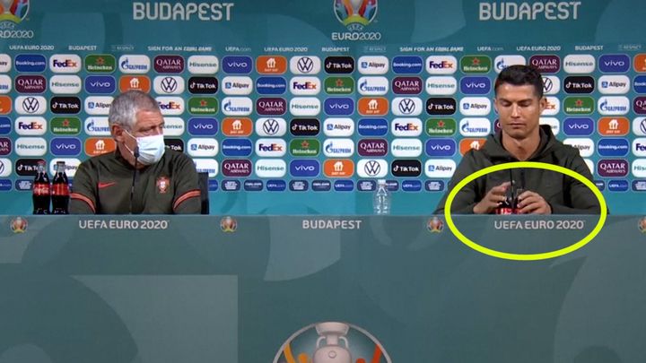 Vraťme se na zem, mírní Ronaldovo gesto vůči Coca-Cole experti. Značce i tak zavařil; Zdroj foto: Asociated Press