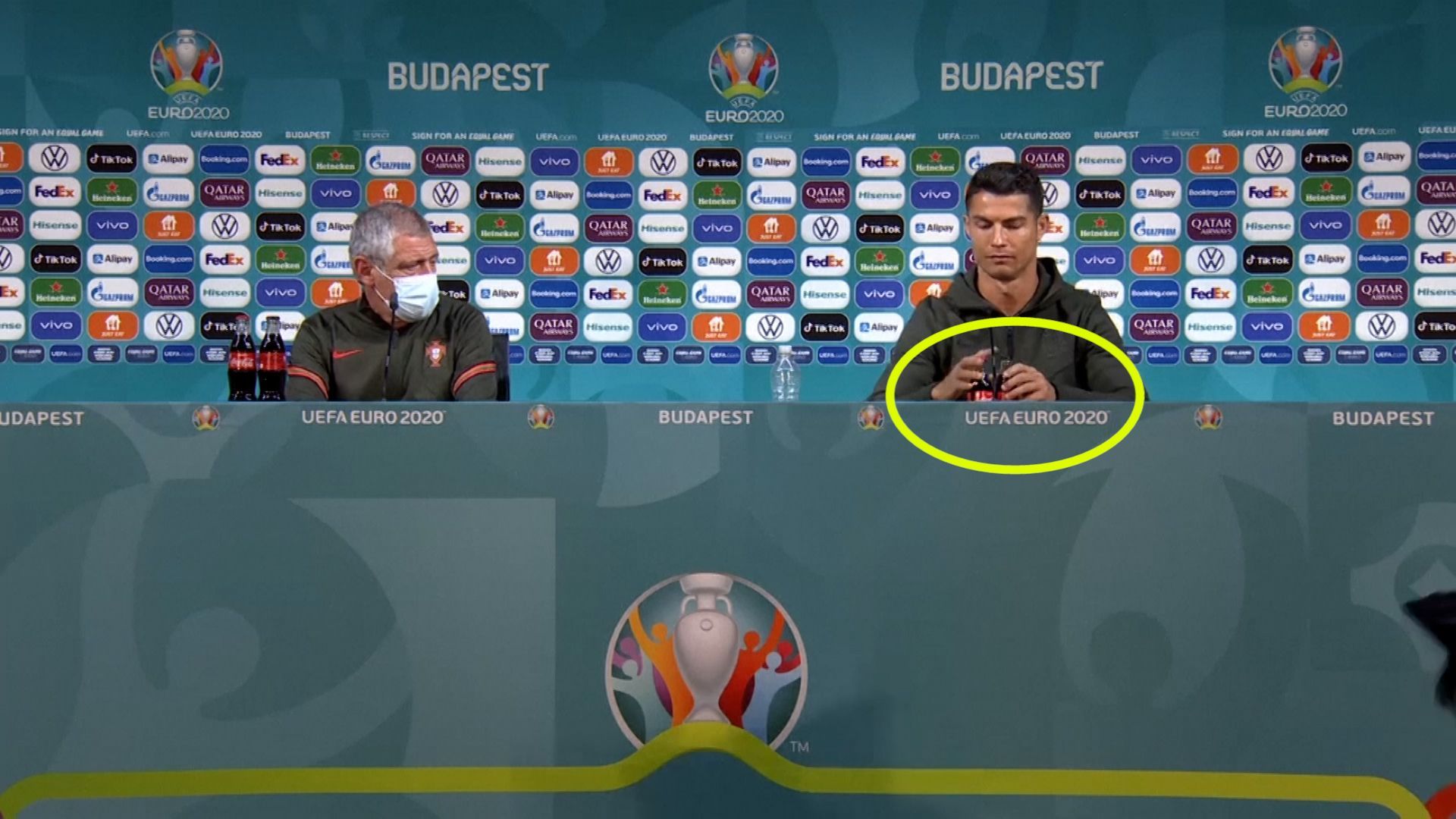 Ronaldo vyměnil na tiskovce sponzorskou colu za vodu.