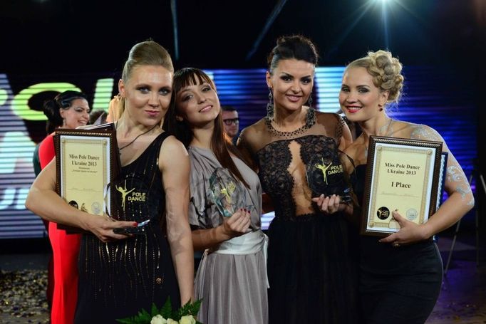 Vítězky soutěže Miss Pole Dance Ukrajina: Marina Kuznětsova, Anna Antonova a Julia Svešnikova spolu s organizátorkou soutěže Julijí Stecherovou