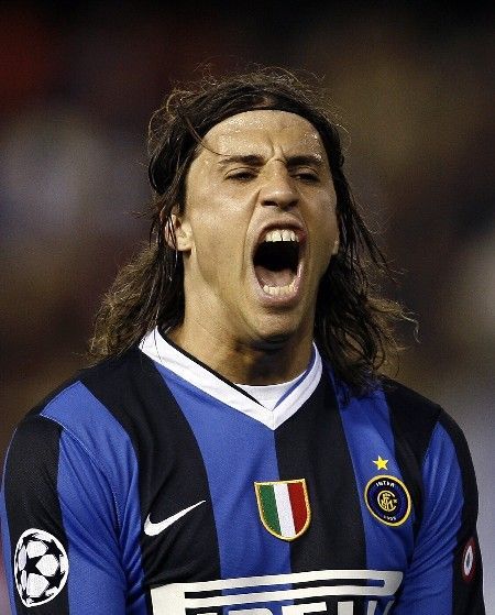 Hernan Crespo z Interu Milán se zlobí po své neproměné šanci v osmifinále Ligy mistrů proti Valencii.