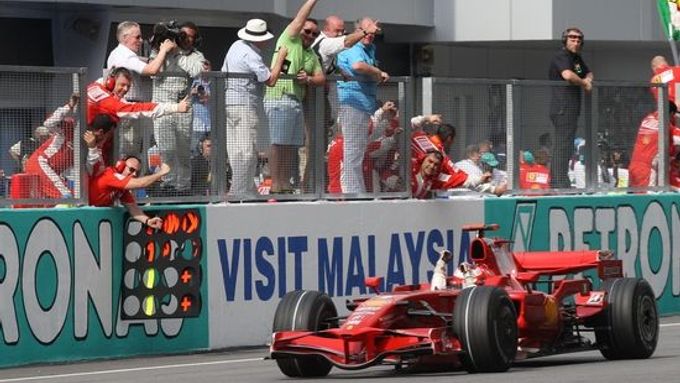 V Malajsii slavil Kimi Räikkönen své první letošní vítězství.