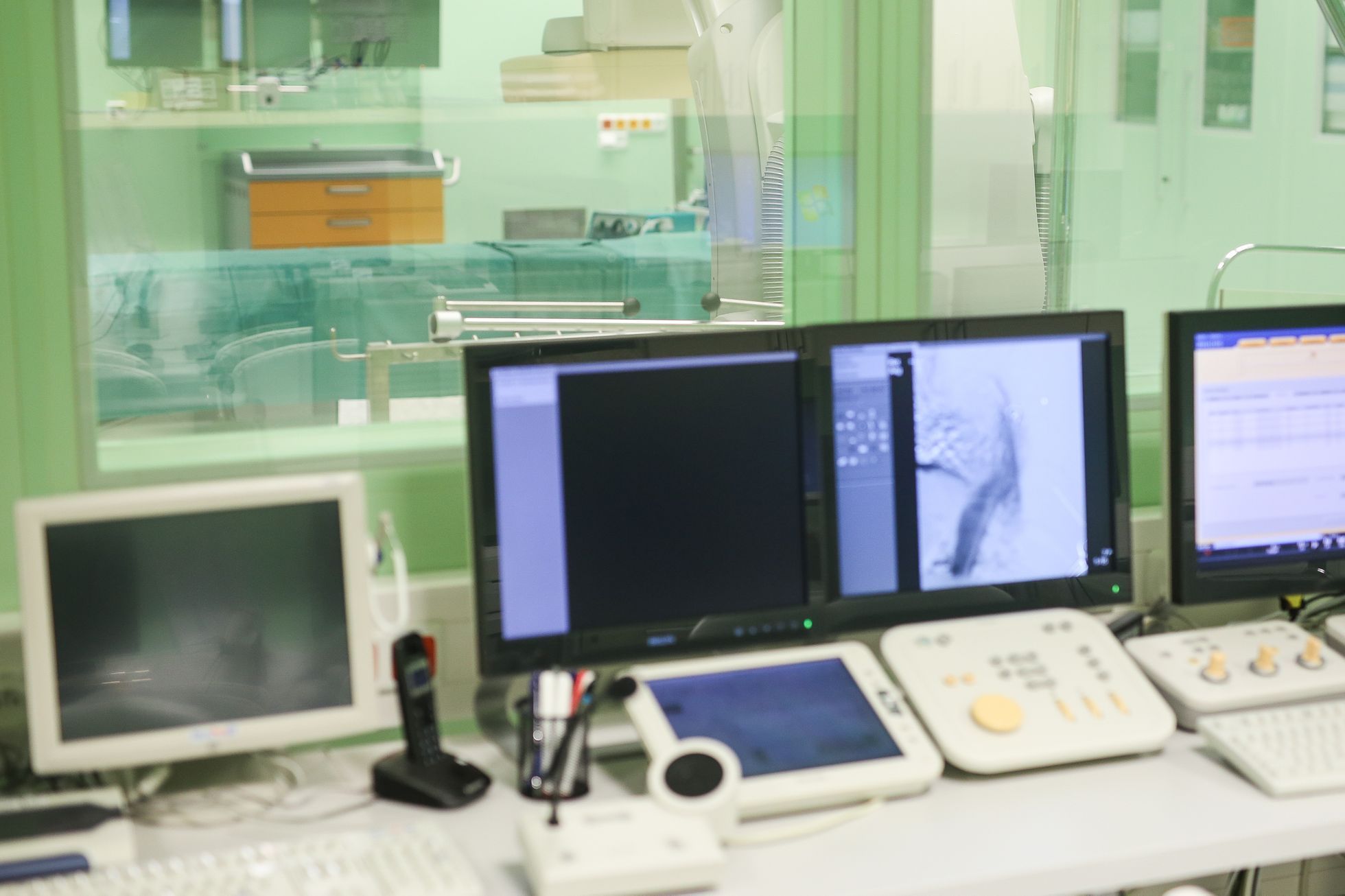Nově otevřené hybridní operační sály s operačním robotem v Nemocnici Na Homolce