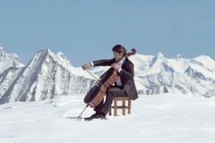 Česká filharmonie koncertuje s cellistou z hor Capuçonem, klip natočil 3600 metrů nad mořem