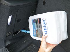 Do některých starších vozů se AdBlue dolévá v kufru, modernější mají nápusť u palivového víčka