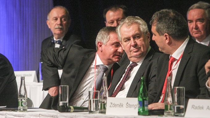 Miloš Zeman a Vratislav Mynář na sjezdu strany SPOZ, která vzešla ze spolku Přátelé Miloše Zemana.