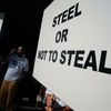 Minoritní akcionáři ArcelorMittal Ostrava protestovali proti zástavě části akcií
