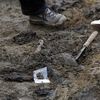 Odkrývání hrobu v Dobroníně