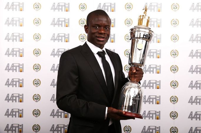 N´Golo Kanté s cenou pro nejlepšího hráče Premier League