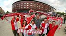 Fanoušci - tři generace rodiny Sochrů ze Žižkova - před novou arénou Slavie. Starý stadion z roku 1953 byl zbourán v březnu 2004, ten nový se začal stavět na podzim roku 2006.