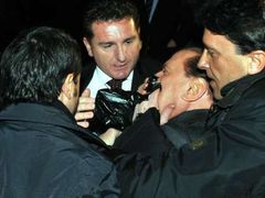 Berlusconi nedostává náhubek, pouze ošetření po útoku psychicky labilního muže, kterému se nelíbilo, jakým způsobem premiér řídí Itálii