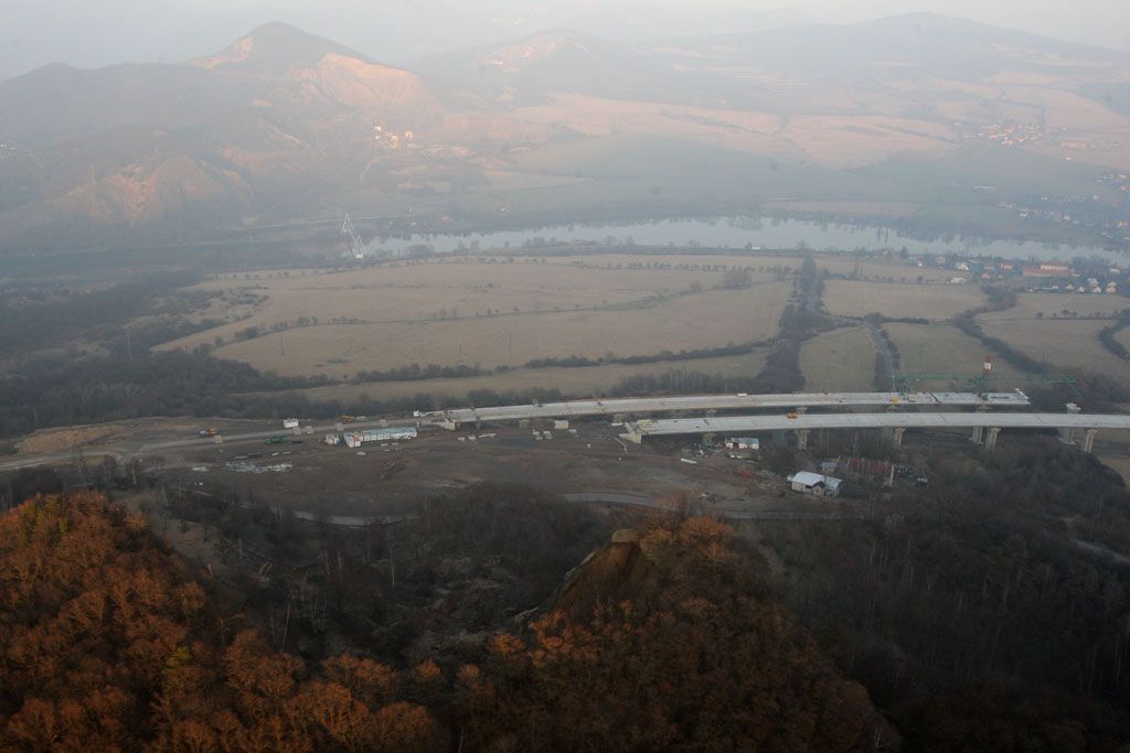 Letem nad Českým středohořím a dálnicí D8
