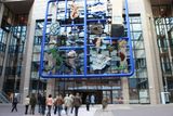 12. ledna - V budově Rady EU v Bruselu byla umístěna obří plastika Entropa. Její odhalení se ovšem utopilo v rozpacích. Vláda nejenže nevěděla, že autory nejsou umělci ze všech zemí EU, nýbrž lidé okolo Davida Černého, ale také se polekala protestů zemí, jimž se nelíbilo, jak jsou na plastice vyobrazeny. Korunu všemu nasadil enfant terible českého výtvarného umění Černý, který se s výrazem zmoklé slepice a pod učitelským pohledem Alexandra Vondry potrefeným husám omlouval. Ještě, že dílo dokáže mluvit samo za sebe. Brzy se na vše zapomnělo a  Entropa se v Bruselu líbila.