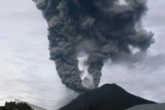 400 let nic a teď chrlí sopka sloup popela do výše 5 km