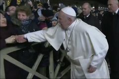 Papež ztratil trpělivost a plácl dychtivou ženu v davu přes ruku. Pak se omluvil