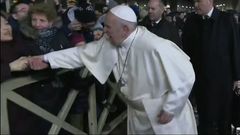 Papež se snaží vyprostit z náhlého sevření ruky