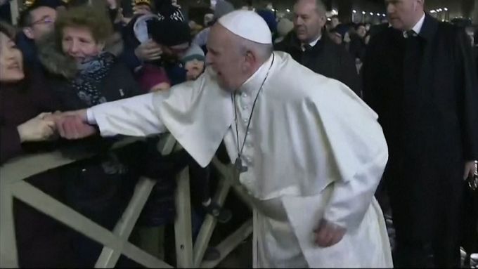 Papež ztratil trpělivost a plácl dychtivou ženu v davu přes ruku