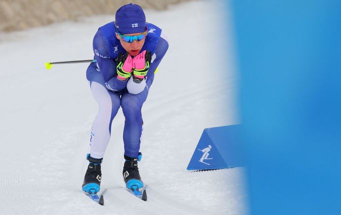 Finský lyžař Remi Lindholm při závodě v běhu na lyžích na 15 km na olympijských hrách v Pekingu