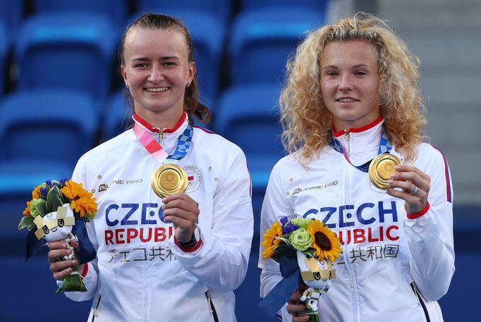 Barbora Krejčíková a Kateřina Siniaková se zlatou medailí ve čtyřhře na OH 2020