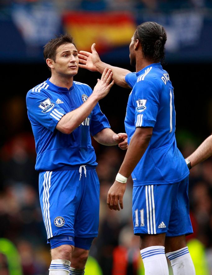 Frank Lampard uklidňuje Didiera Drogbu, který se místo něj dožadoval exekuce pokutového kopu