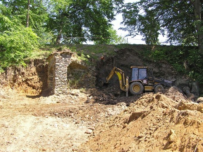 V zámeckém parku v Loučné nad Desnou (Olomoucký kraj) toho z grotty (umělé jeskyně) příliš nezbylo.