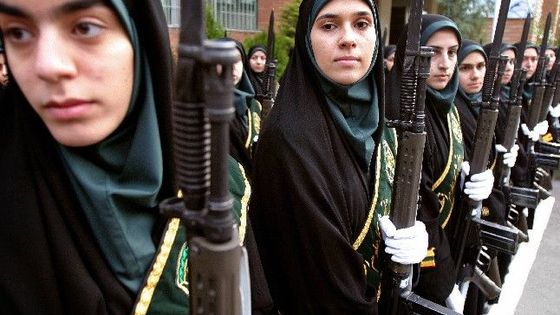 Íránské policistky při přehlídce v Teheránu