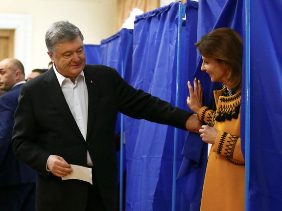 Porošenko s manželkou u druhého kola voleb.