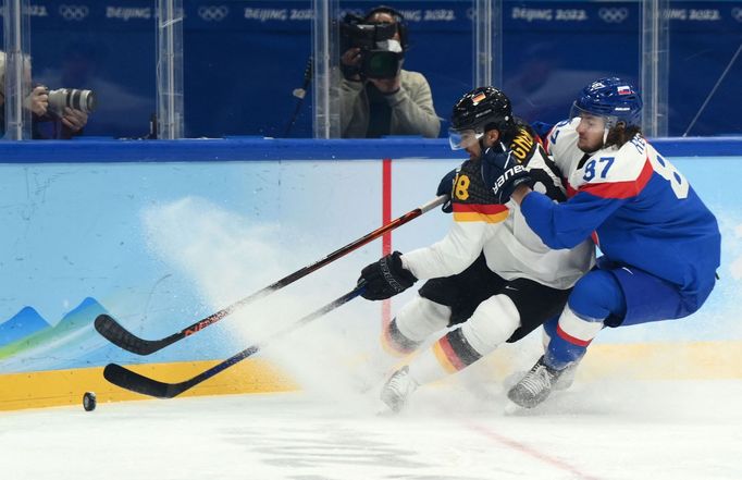 Fabio Wagner a  Pavol Regenda v předkole play-off na ZOH 2022 v Pekingu