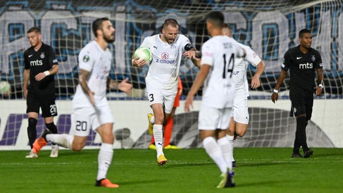 Fotbalisté Slovácka slaví třetí gól v síti Partizanu, který jim zajistil alespoň bod za remízu