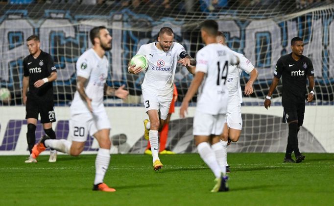 Michal Kadlec oslavuje gól proti Partizanu.