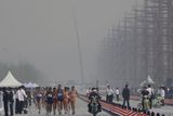 Šedá realita chodeckého závodu v ulicích Pekingu. Co všechno je mlha a co všechno smog?
