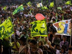 Umírněné i radikálnější levicové režimy se ujímají v Jižní Americe moci. Stoupenci ekvádorského prezidenta Rafaela Correy