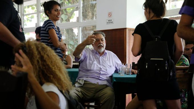 Na snímku z roku 2015 je setkání amerického režiséra Francise Forda Coppoly se studenty poblíž Havany.