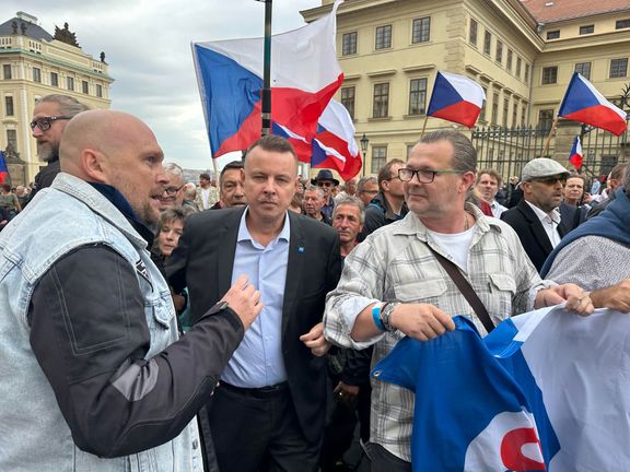 Jindřich Rajchl v čele průvodu na Hradčanském náměstí v Praze týden před volbami, kdy se účastnil demonstrace Spolku Svatopluk.