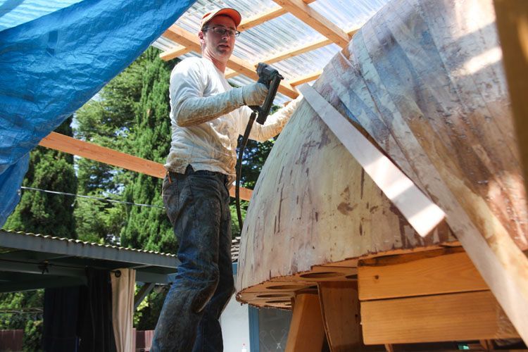 Tsunamiball. Tak si Chris staví archu proti tsunami