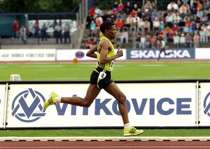 Ale od pětatřicáté minuty kroužil Haile Gebrselassie po oválu Městského stadionu ve Vítkovicích zcela sám.