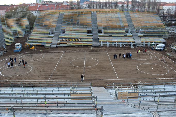 Kometa uspořádá dva extraligové zápasy pod širým nebem. Měsíc před událostí jsou tribuny pro dvacet tisíc fanoušků téměř hotové.