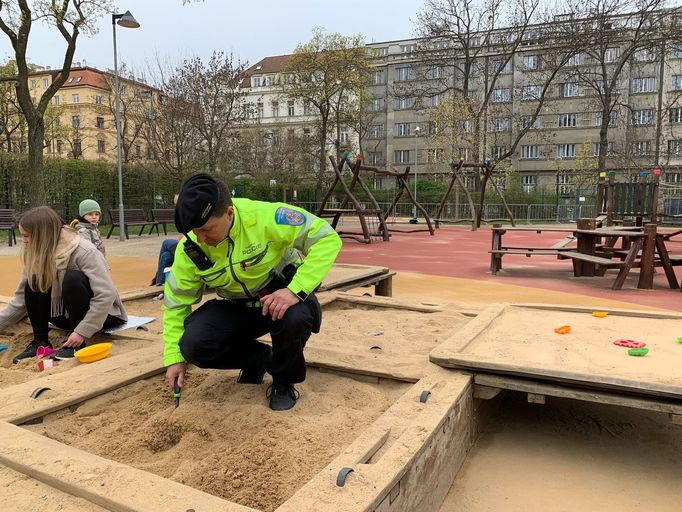 Dohromady policisté prohledali 530 dětských hřišť, parků, odpočinkových zón či okolí stanic metra.