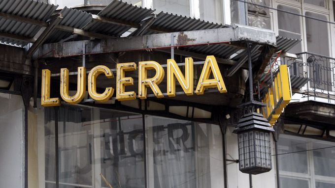 Lucerna ošuntělá, ale stále krásná