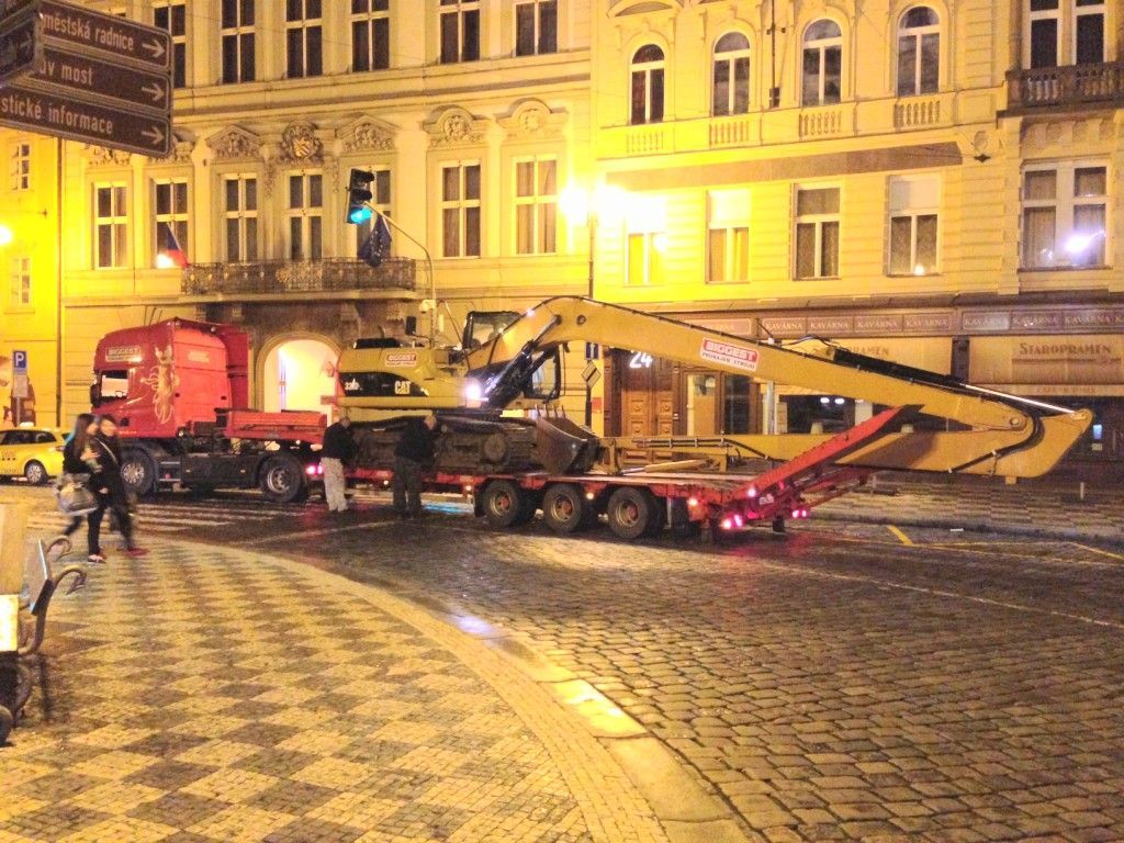 Povodeň červen 2013 - Bagr jede zachraňovat Karlův most