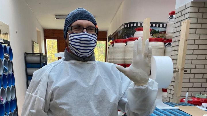 Znojemští skauti ušili tisíce ochranných plášťů. Zapojili příbuzné, známé i vězně