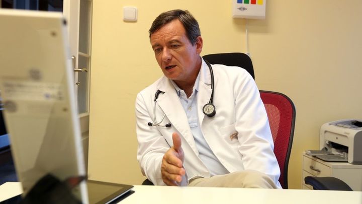Ratha převezli do věznice v Ruzyni. Shání tam praktického lékaře, řekl k tomu advokát