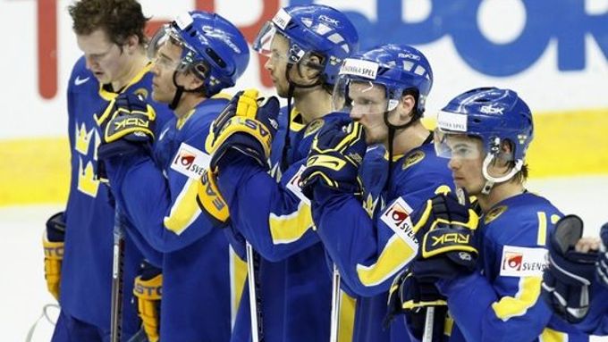 Zklamaní hokejisté Švédska po semifinálové porážce od Kanady.