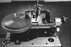 První záznamový materiál, který pražský Radiojournal kolem roku 1930 začal používat, byly voskové kotouče. Ty vzápětí nahradily želatinové kotouče a ty pak vystřídaly hliníkové.