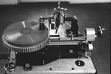 První záznamový materiál, který pražský Radiojournal kolem roku 1930 začal používat, byly voskové kotouče. Ty vzápětí nahradily želatinové kotouče a ty pak vystřídaly hliníkové.