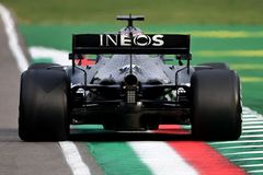 Hamiltonovi v Imole přálo štěstí, Mercedes si zajistil Pohár konstruktérů